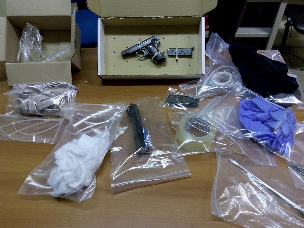 La pistola e gli altri oggetti sequestrati ai due rapinatori