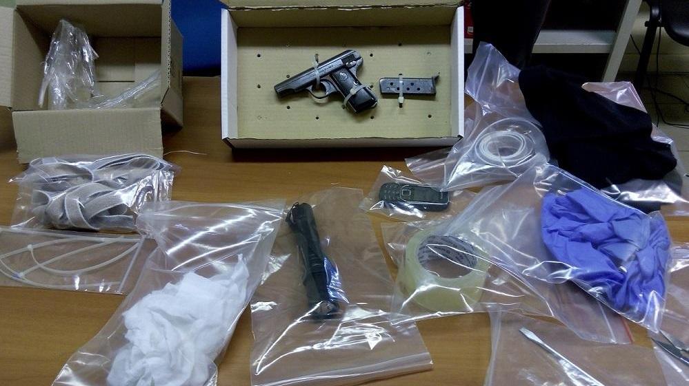 La pistola e gli altri oggetti sequestrati ai due rapinatori