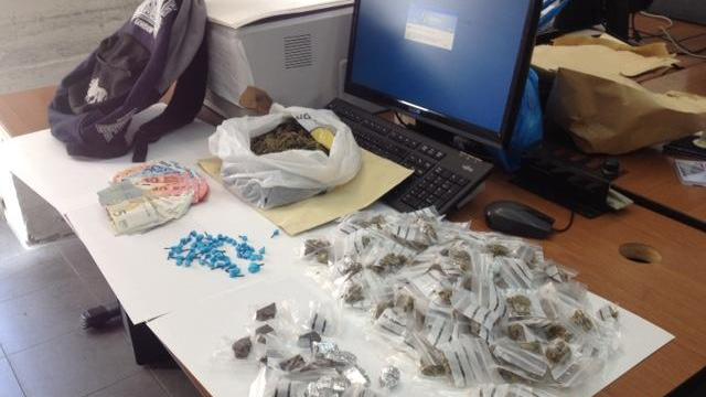 Cagliari, soldi e droga nello zaino appeso in un giardino