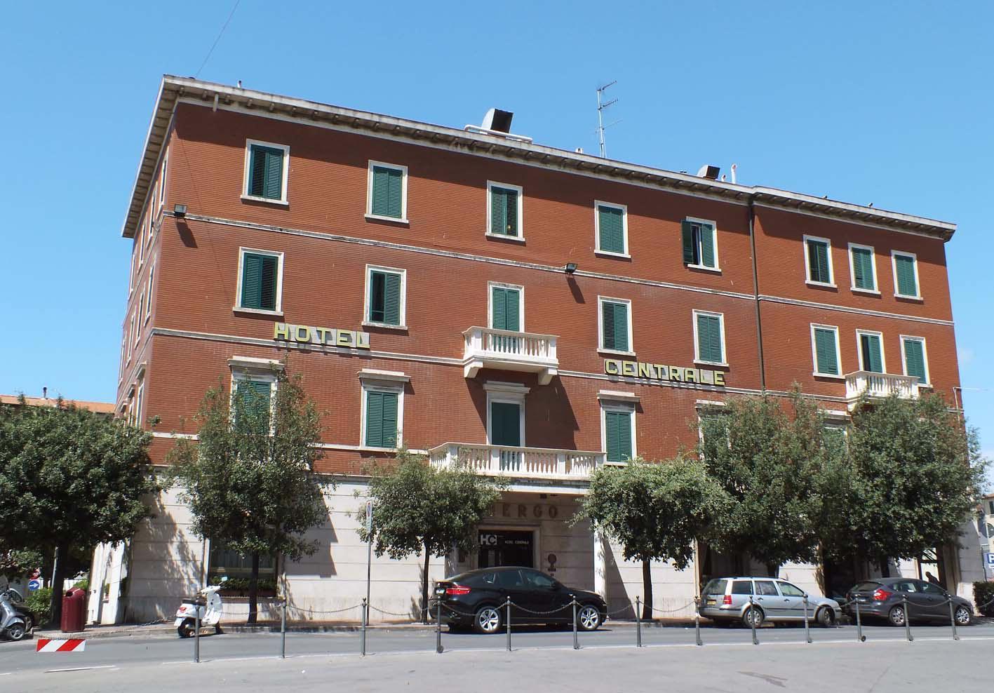 L’hotel Centrale, chiuso dal novembre del 2013 (foto Paolo Barlettani)