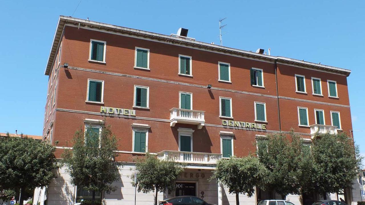 L’hotel Centrale, chiuso dal novembre del 2013 (foto Paolo Barlettani)