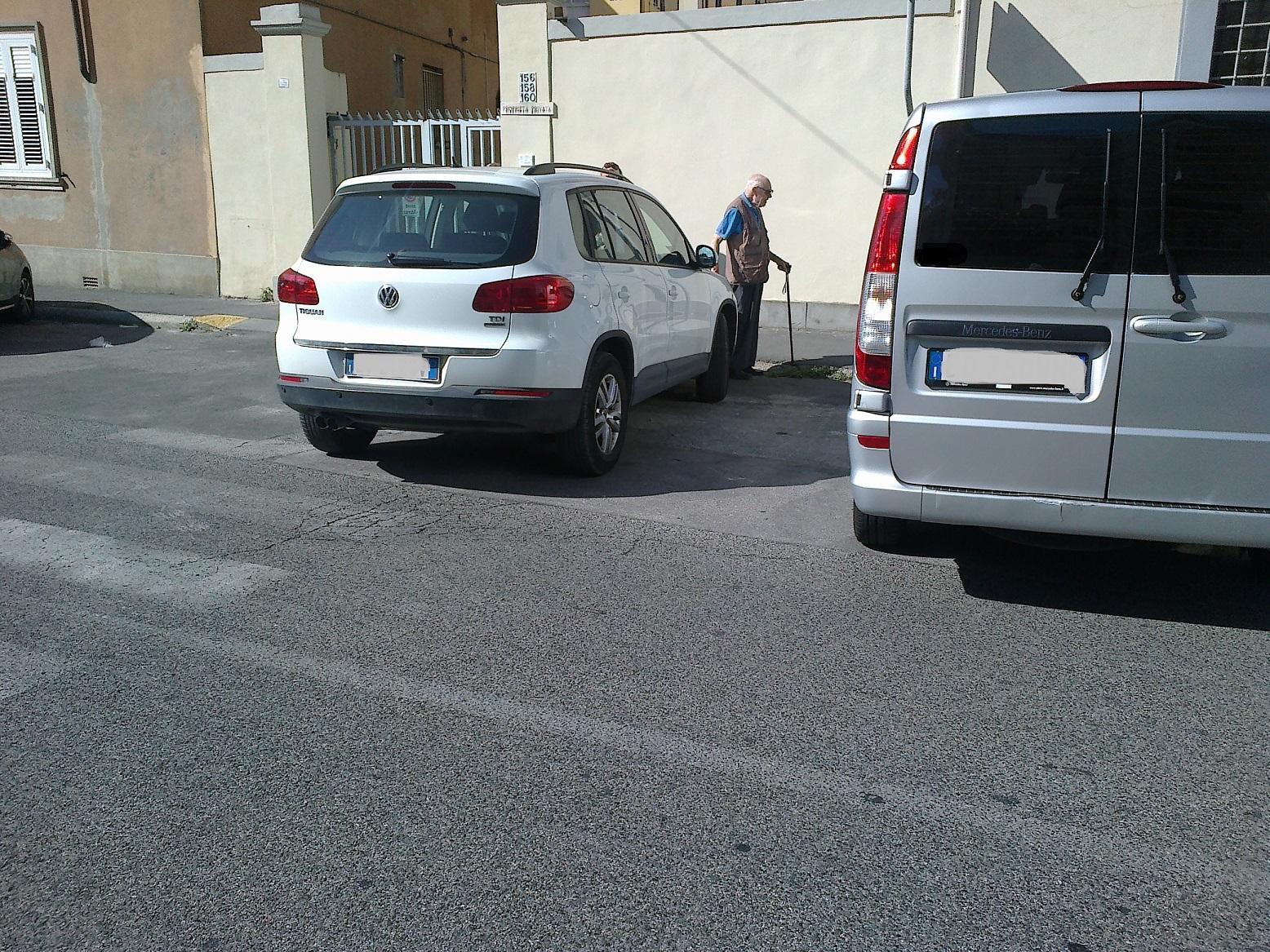 La foto inviata dal lettore: il suv è parcheggiato sulle strisce pedonali