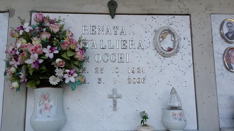 La lapide danneggiata dai pallini