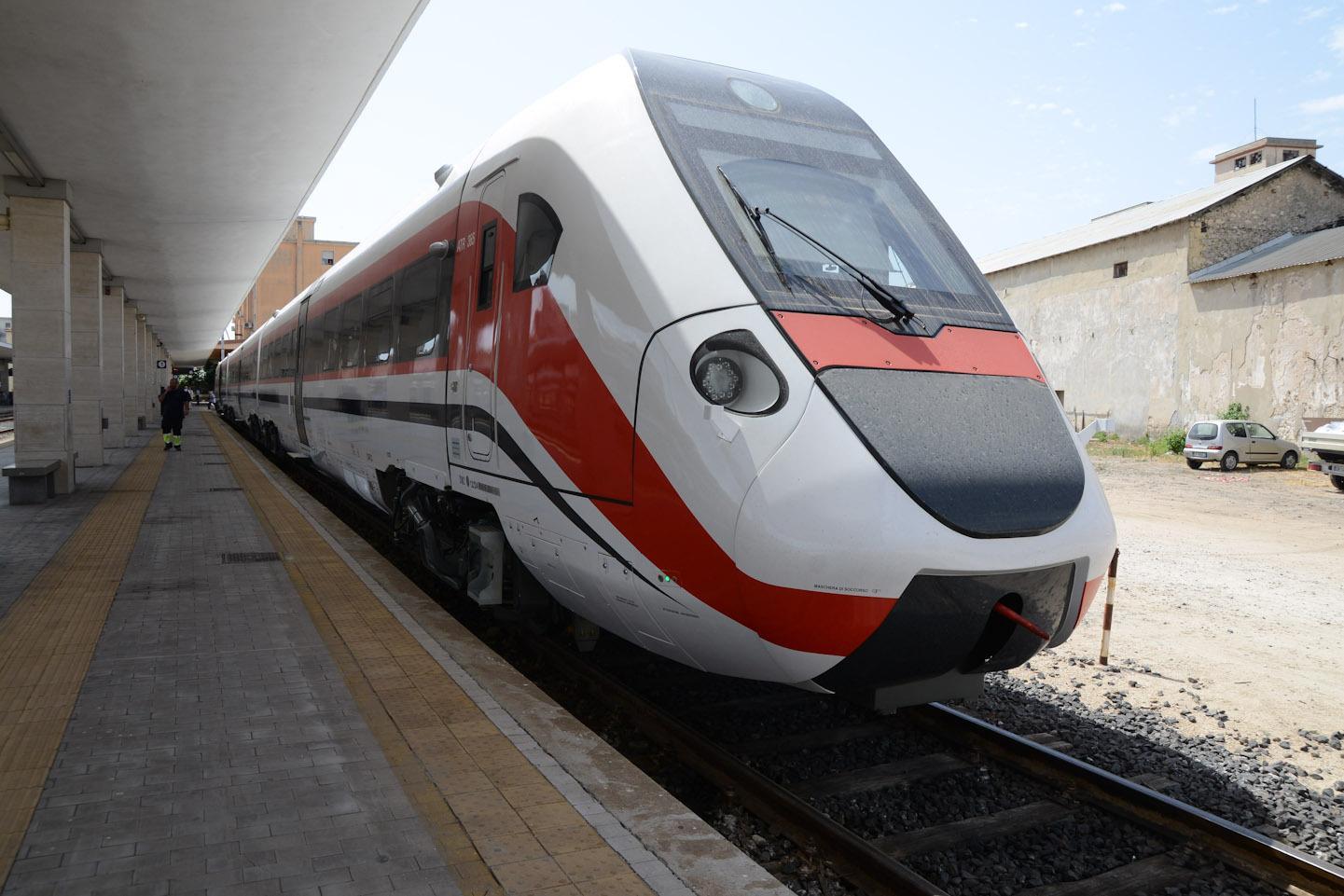 Uno dei dei nuovi treni veloci acquistati dalla Regione Sardegna