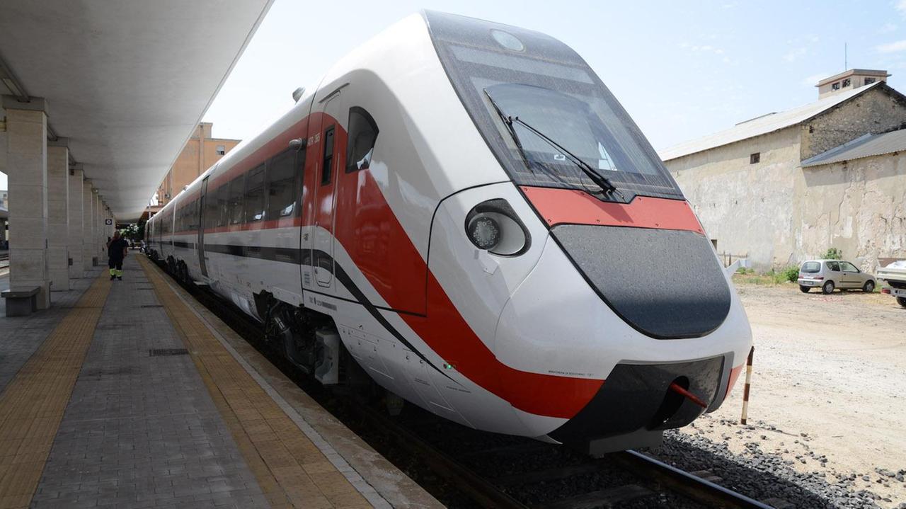 Uno dei dei nuovi treni veloci acquistati dalla Regione Sardegna