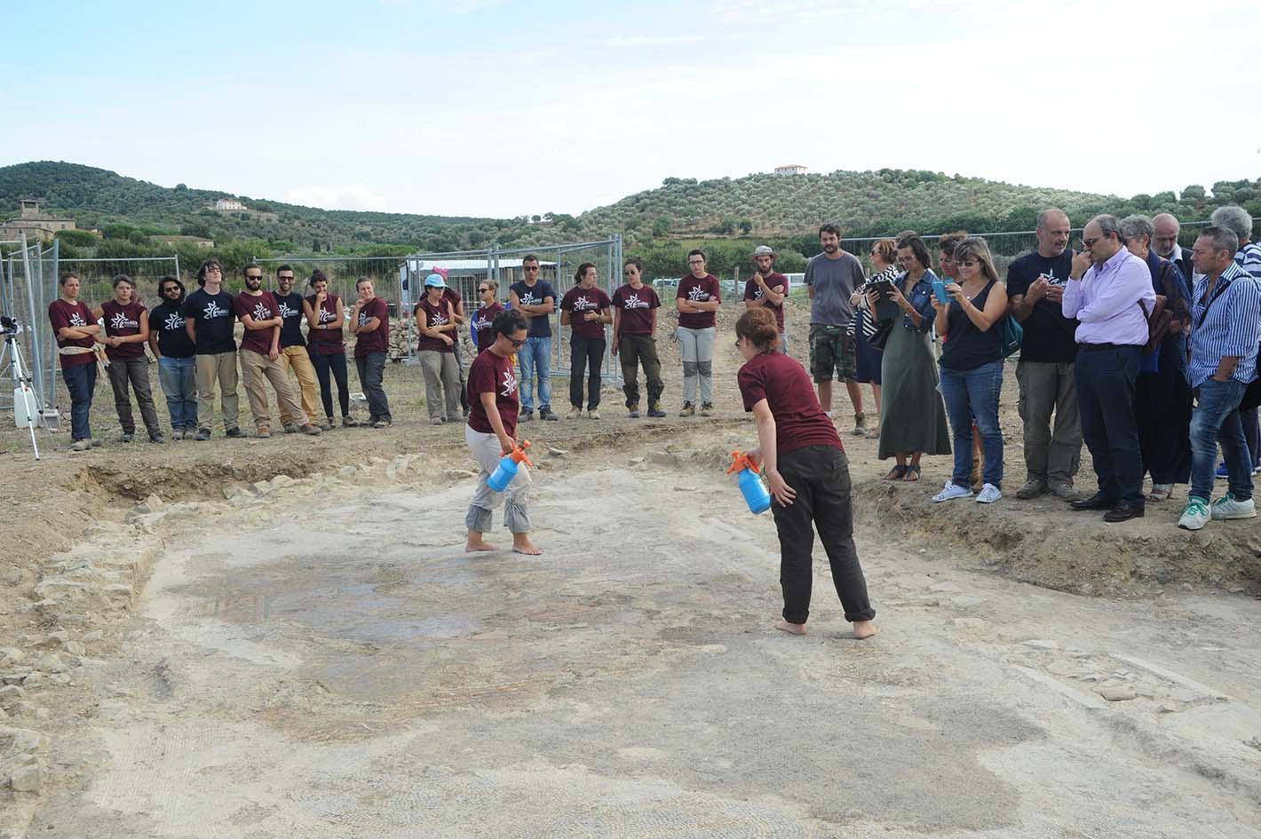 Presentazione della campagna scavo 2015 alla mansio romana, ecco il mosaico ritrovato nel 2014 (foto Paolo Barlettani)