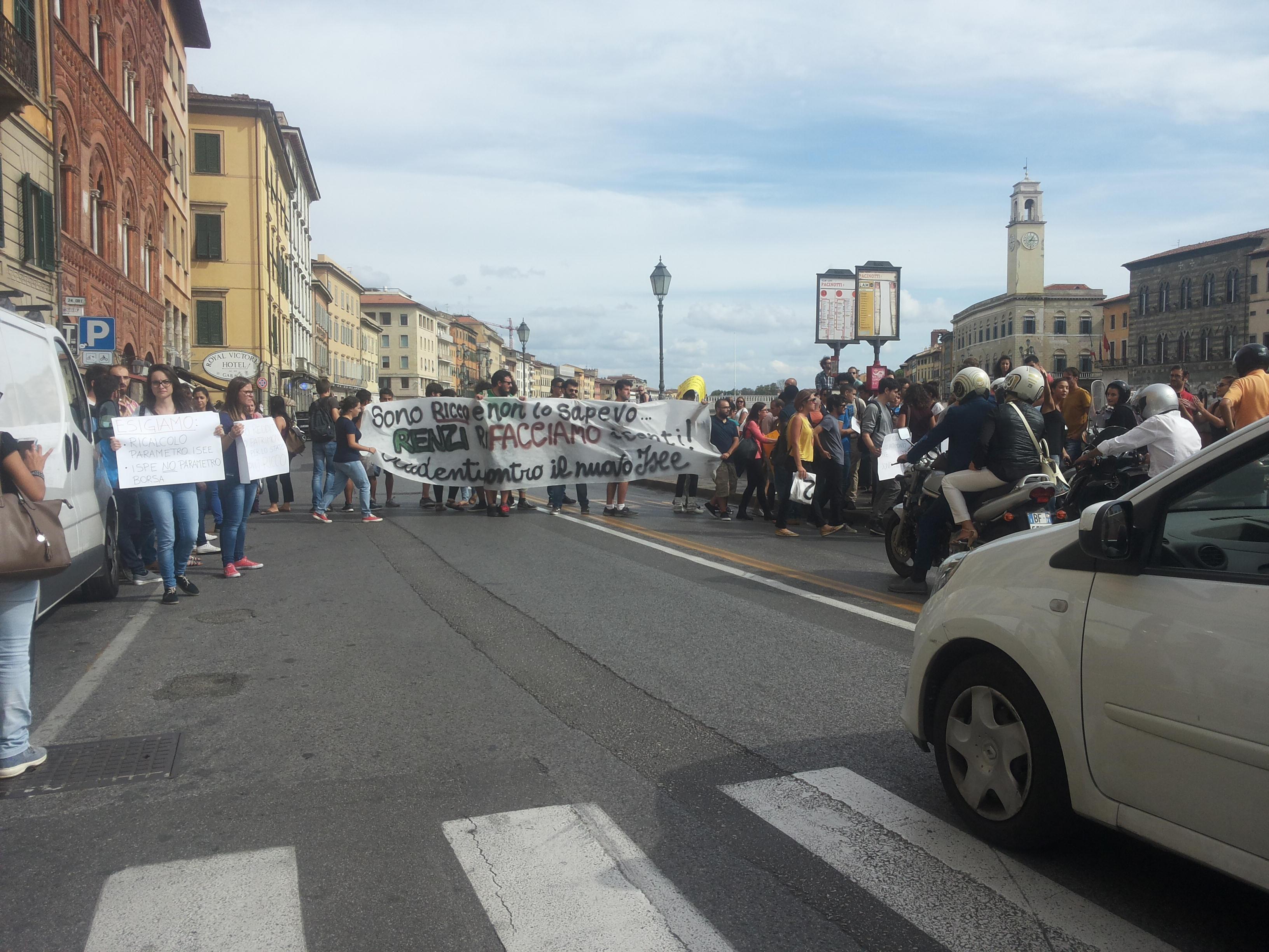 Un momento della protesta sul lungarno Pacinotti