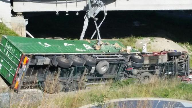 Tir precipita dal viadotto dell'A15, muore conducente
