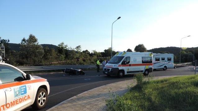 Lo scooter a terra sul luogo della tragedia