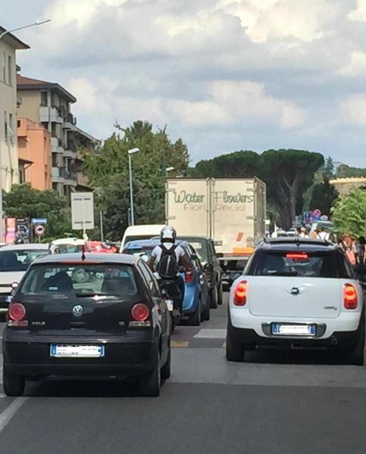 Sosta selvaggia all’uscita da scuola a Pontedera