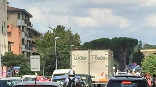Sosta selvaggia all’uscita da scuola a Pontedera