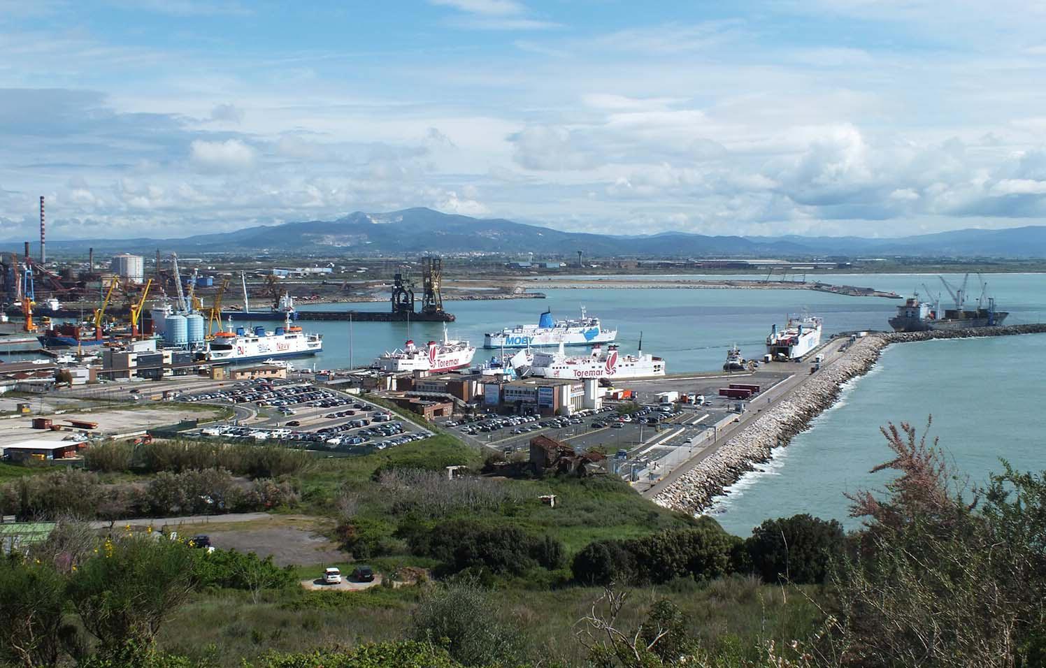 Il porto di Piombino visto dalla Tolla (foto Paolo Barlettani)