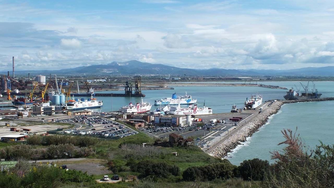 Il porto di Piombino visto dalla Tolla (foto Paolo Barlettani)