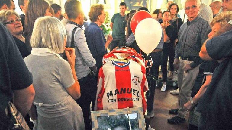 Manuel è volato in cielo Tutta la città gli dice addio