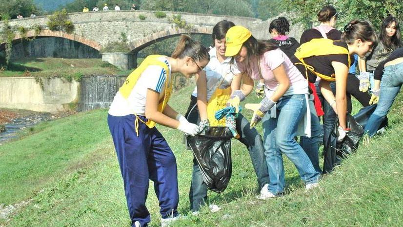 Pulizie straordinarie ai giardini in centro e sull’Ombrone