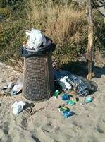 Cestini pieni spiaggia sporca
