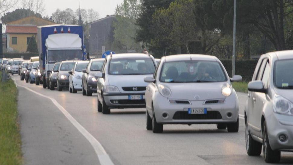 La protesta: traffico e inquinamento sulla provinciale 23