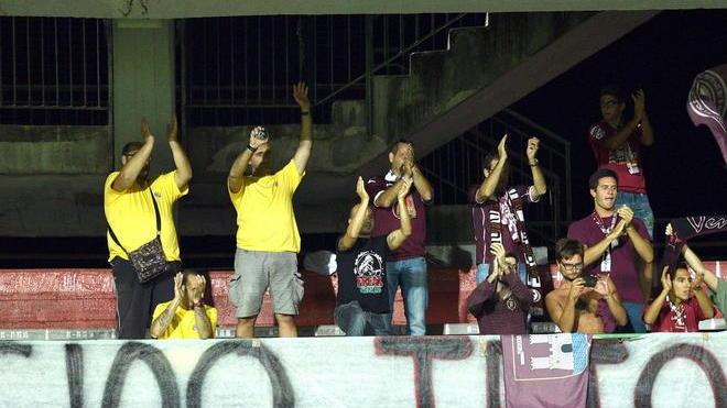 Sugli spalti festa e prove di gemellaggio, prima della partita cena merenda tra tifosi