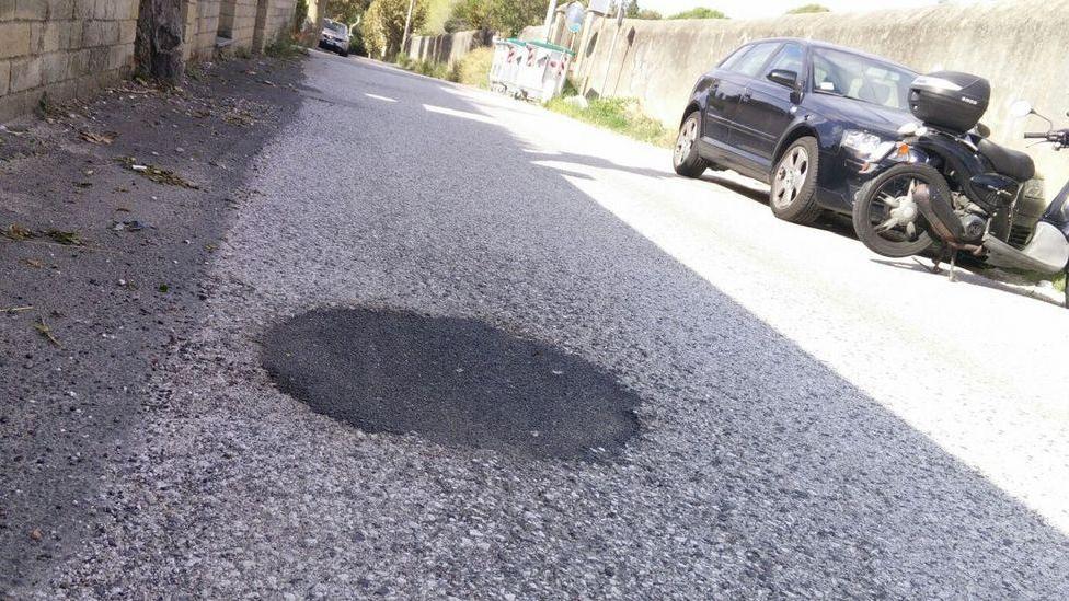 Coperta la maxi-buca a Montenero