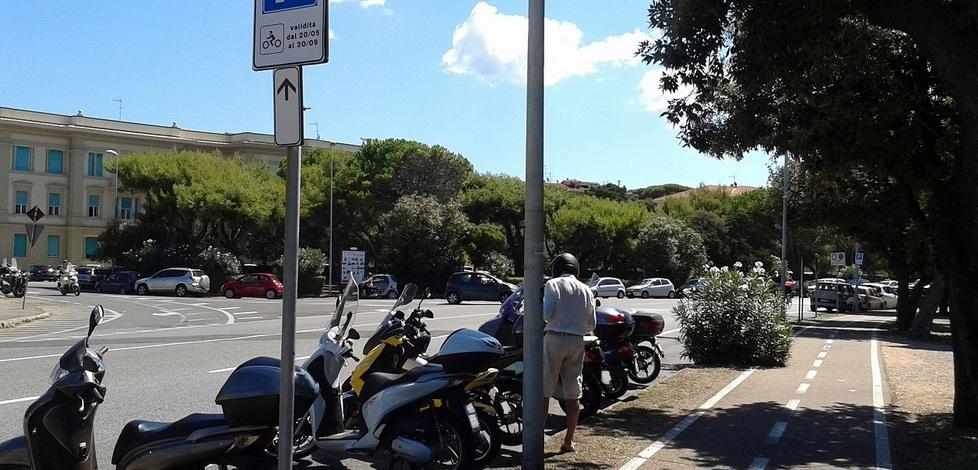 Strisce confuse e il parcheggio è un rebus