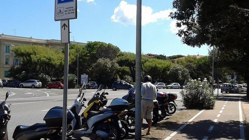 Strisce confuse e il parcheggio è un rebus