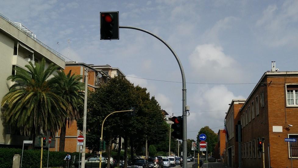 Rimosso il palo davanti al semaforo sul viale Mameli
