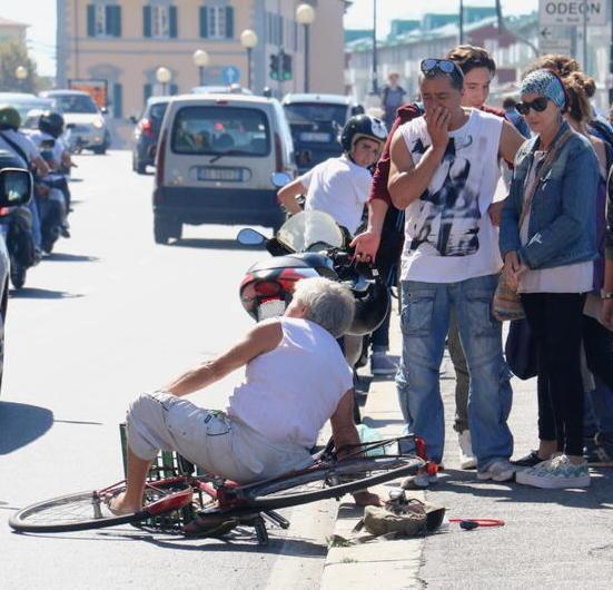 Scooter contro bici sugli Scali Cialdini ferito sessantenne