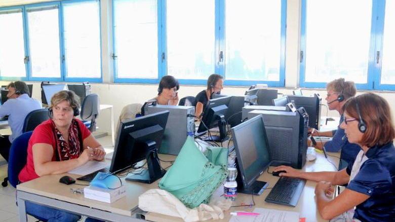 Ore 7.56, il telefono squilla al call center