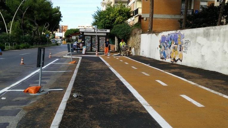Ciclabile della discordia: ecco i lavori sul viale Sauro