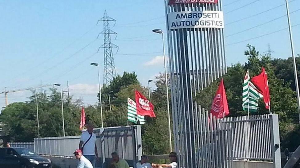 Piazzale bloccato alla Elia «No al piano industriale»