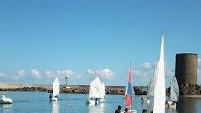 I ragazzini delle medie a scuola di vela a Frigiano