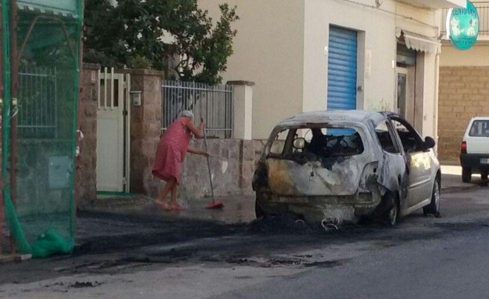 Piromani in via Asfodelo: incendiate altre due auto 
