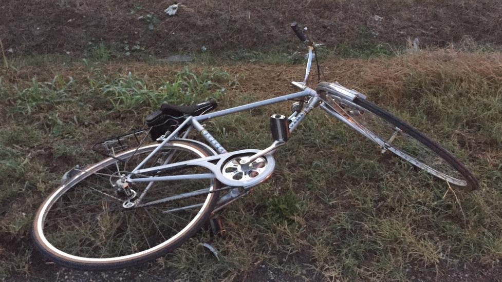 Scontro bici-furgone, grave un anziano