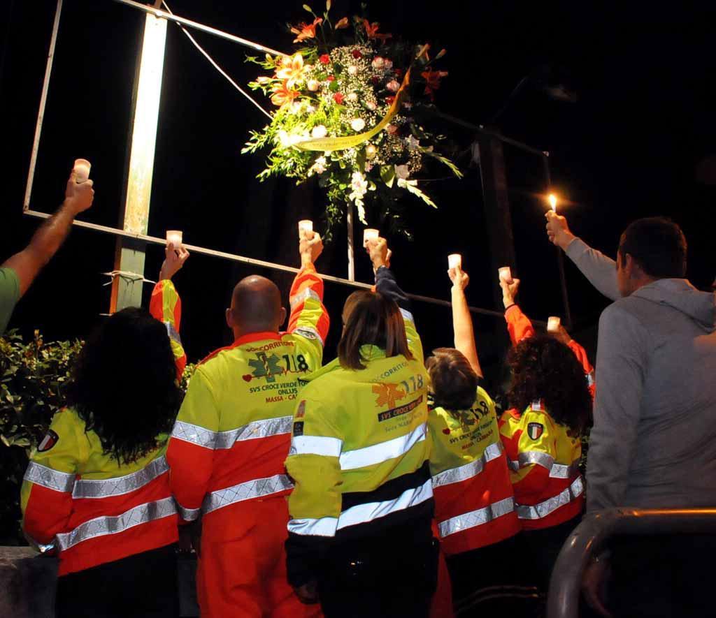 I volontari fanno il funerale alla Croce verde