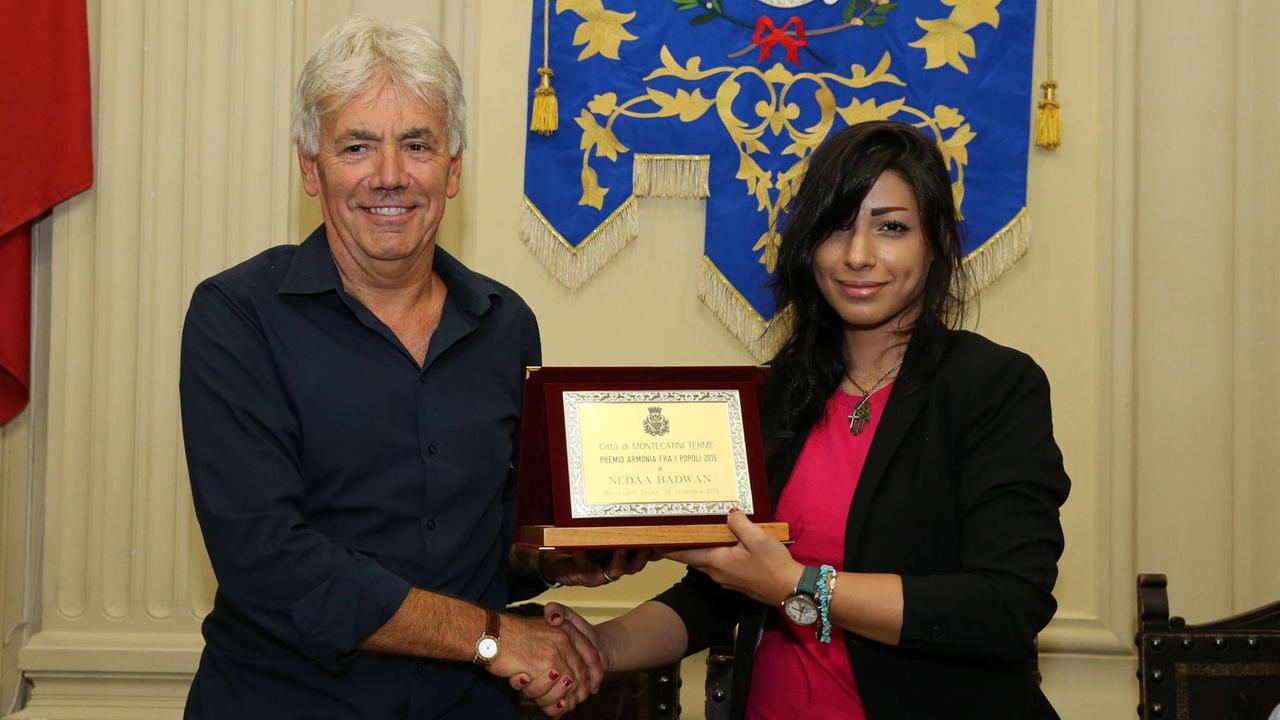 Nidaa Badwan riceve una targa dall'assessore Bruno Ialuna (Foto Nucci)
