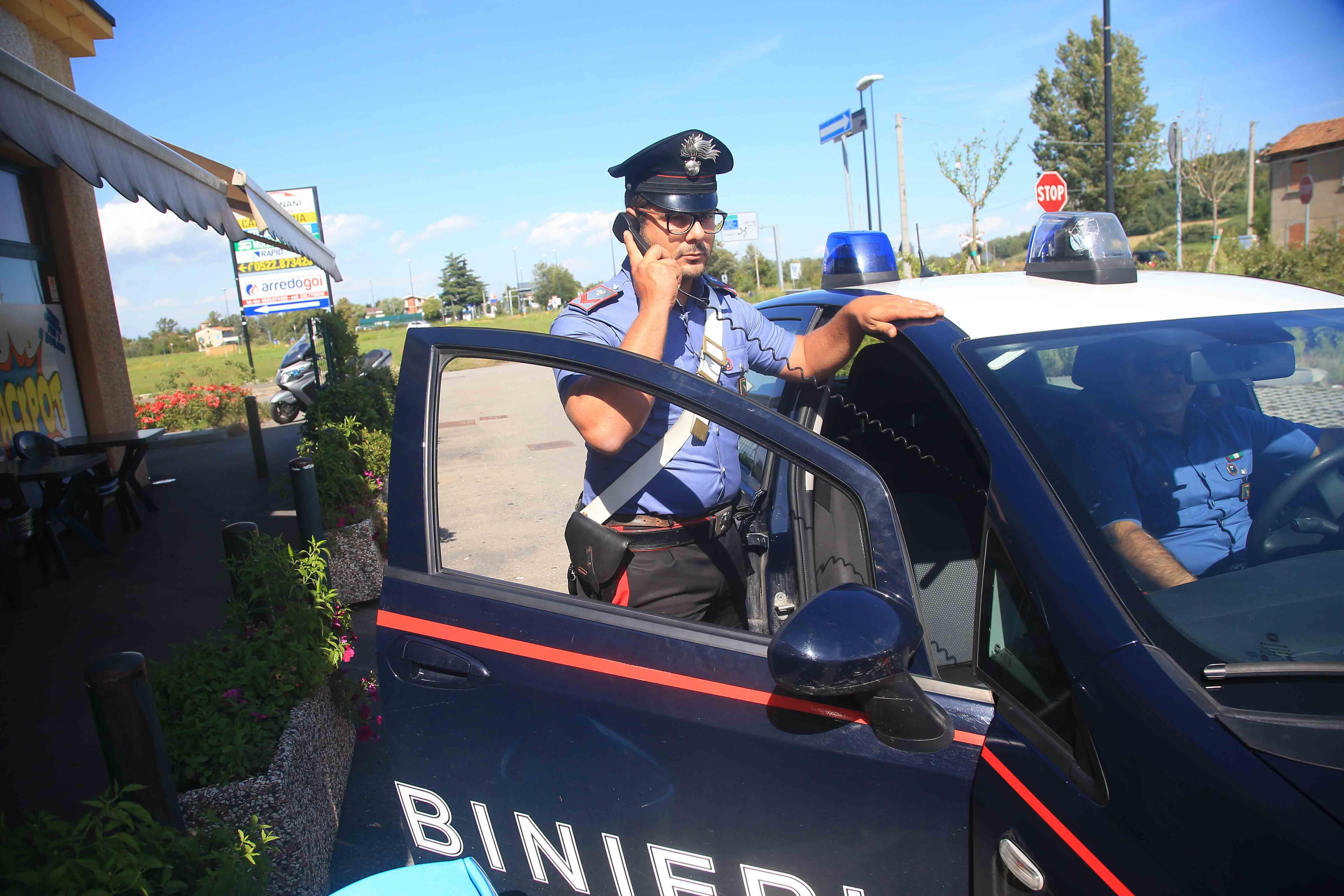 Mostra il seno per sedurlo ma intanto gli ruba il portafogli, 62enne denunciata 