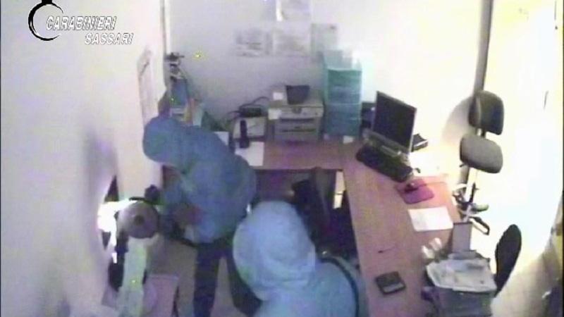 Alcuni componenti della gang mentre aprono una cassaforte con lo smeriglio