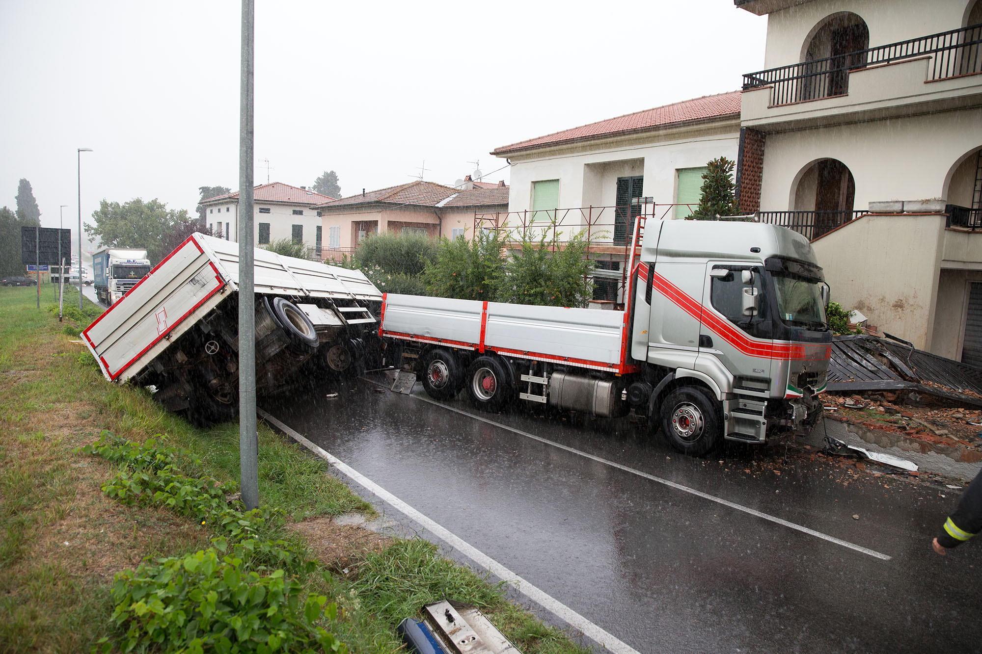 Il camion intraversato sulla via Francesca (foto Nucci)