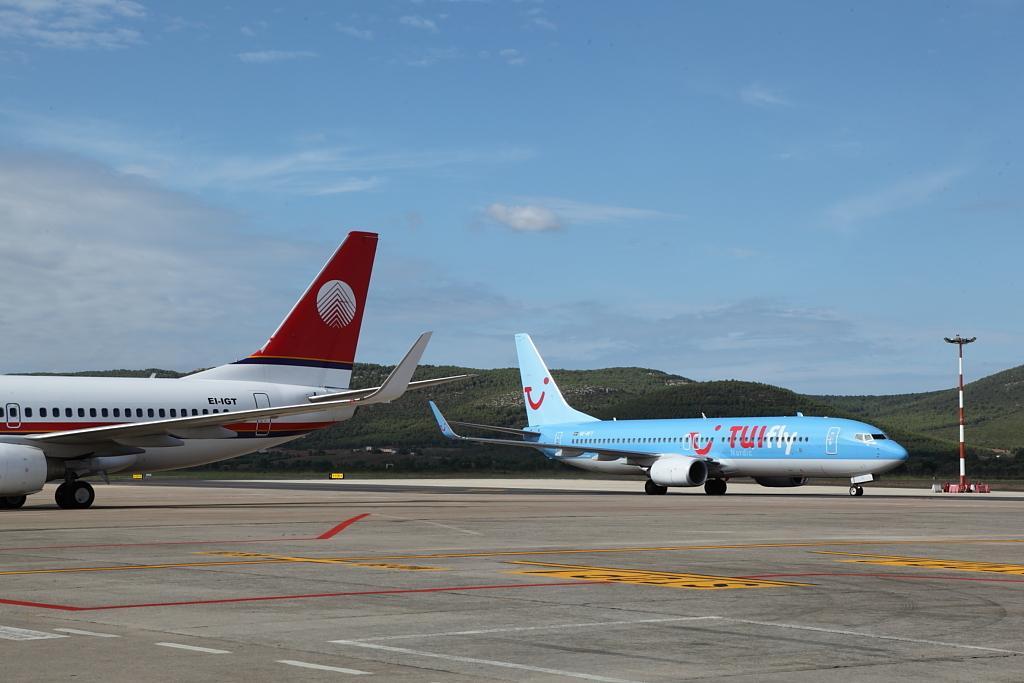 Aerei nella pista dello scalo di Fertilia