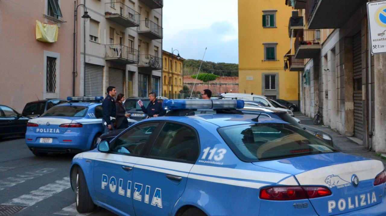 Le volanti della polizia durante un controllo in centro (archivio)
