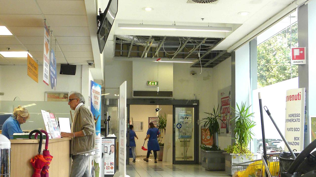 La parte di controsoffitto interessata dal crollo, vicino all'ingresso (foto Gori)