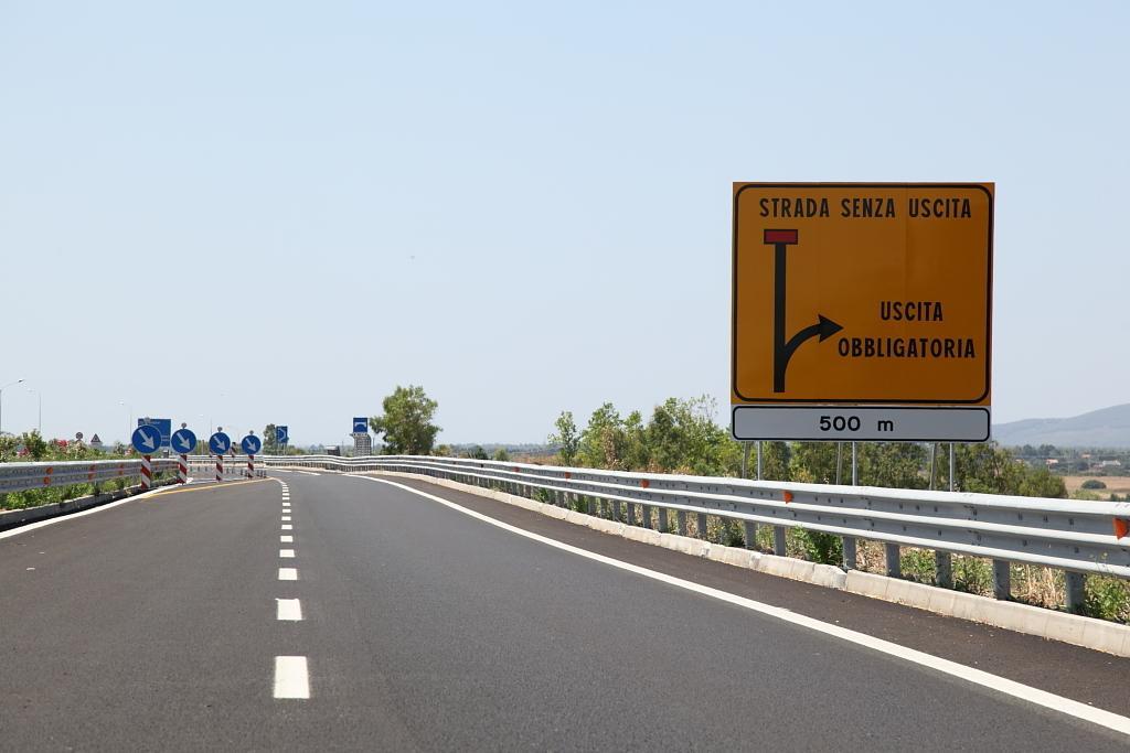 Un tratto della strada a quattro corsie che collega Sassari con Alghero