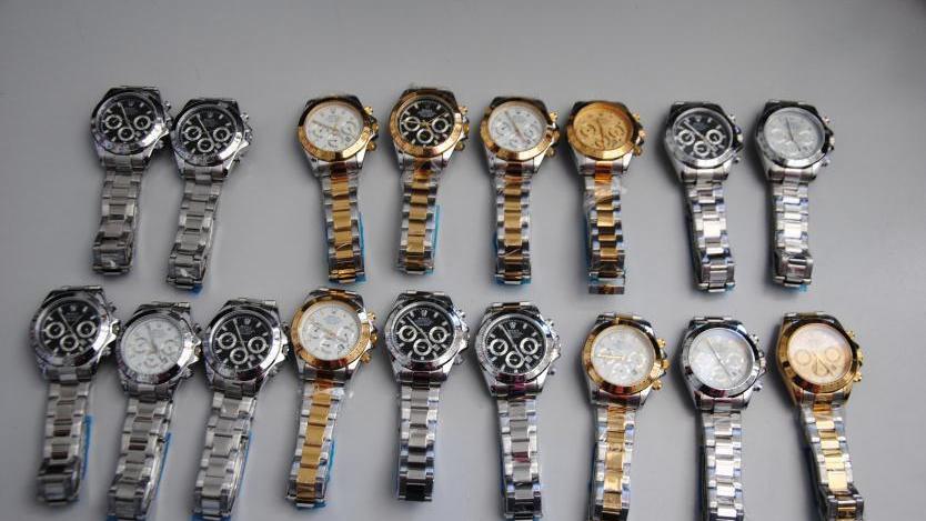Una parte degli orologi contraffatti sequestrati dalle forze dell'ordine
