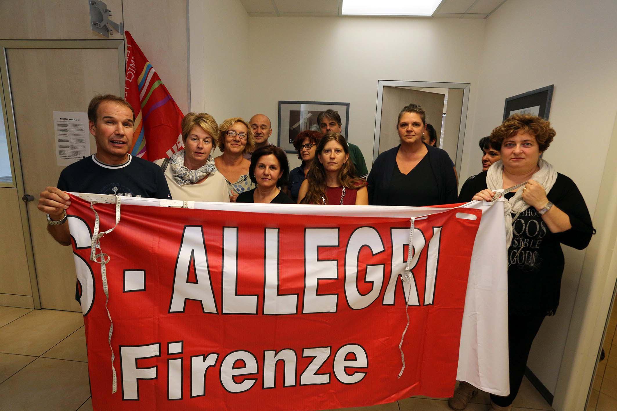 I lavoratori della Allegri con i sindacalisti (foto Agenzia Carlo Sestini)