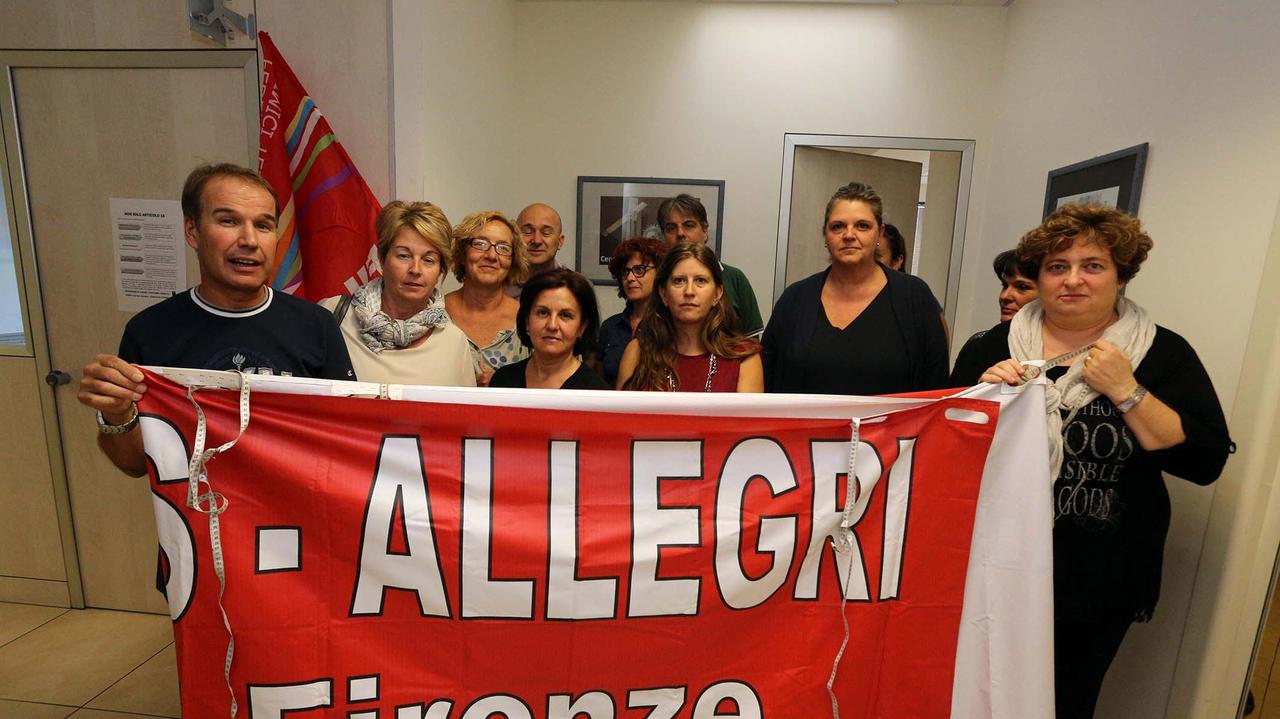 I lavoratori della Allegri con i sindacalisti (foto Agenzia Carlo Sestini)