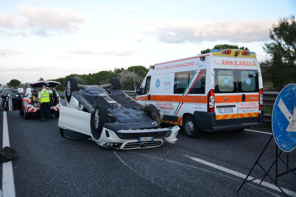 L'auto ribaltata in superstrada