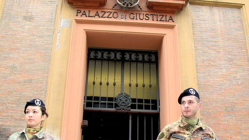 Modena: donna picchiata dalle forze dell'ordine, il mistero del file audio mancante