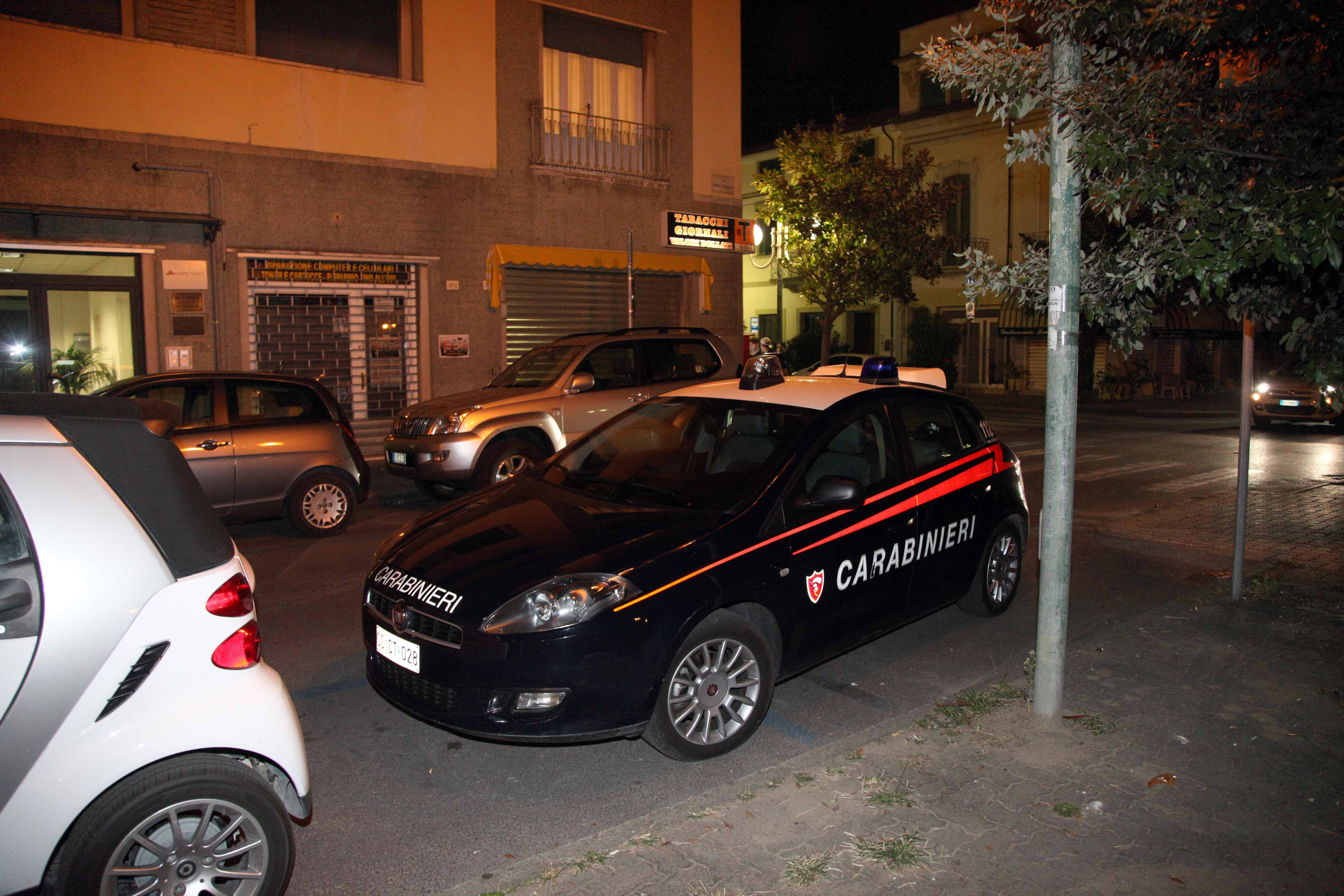 I carabinieri durante l'intervento di fronte alla casa dove era stata allestita la camera ardente (foto Ciurca/Paglianti)