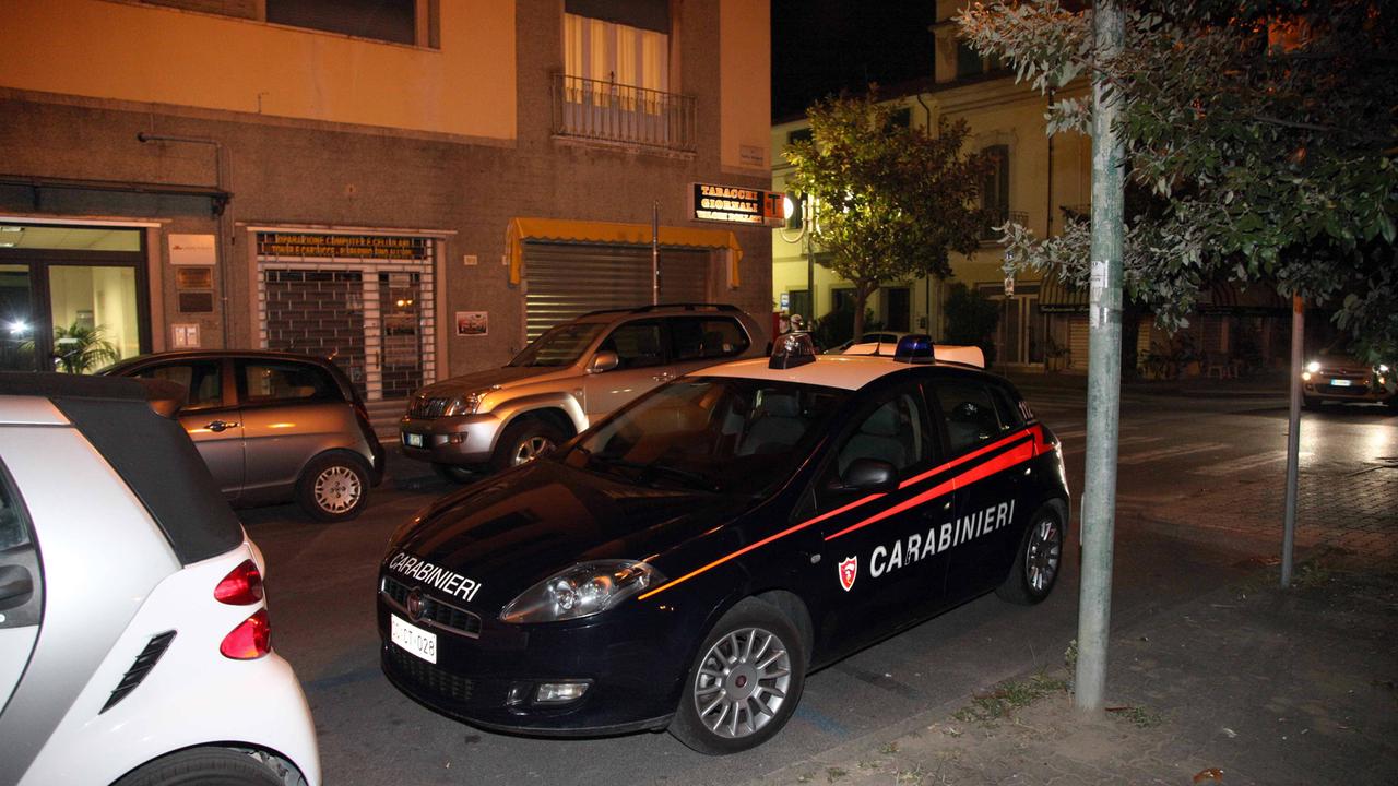 I carabinieri durante l'intervento di fronte alla casa dove era stata allestita la camera ardente (foto Ciurca/Paglianti)