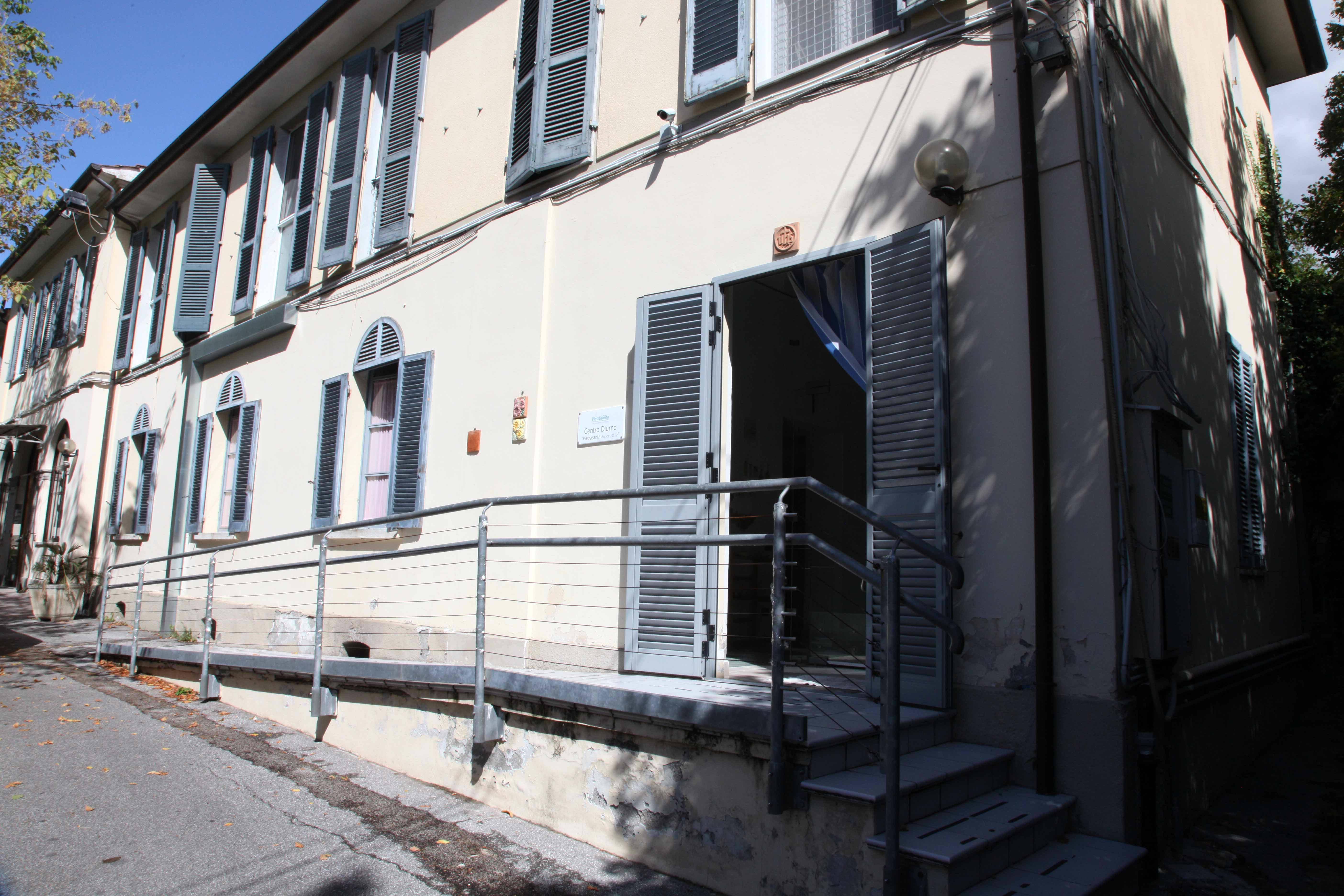 L'ingresso del centro disabili di Pietrasanta (foto Ciurca/Paglianti)